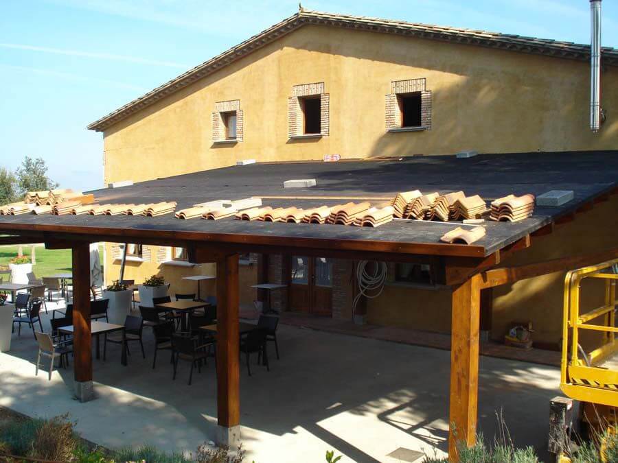 Pérgolas de madera cubiertas con teja de obra para restaurantes
